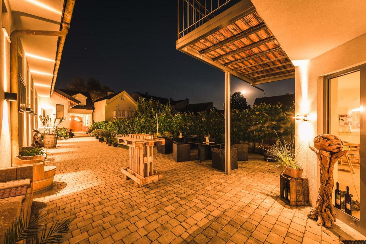 Weingut Gaestehaus D&D Haider Jois Bagian luar foto